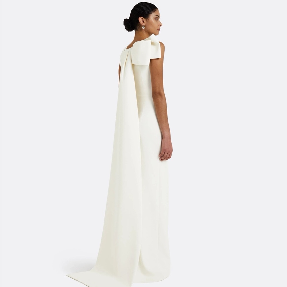 Sleek Ivory Maxi Dress with Dramatic Back Bow